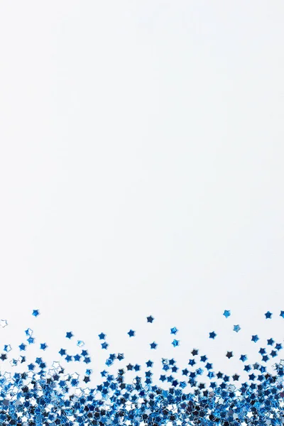 Blaues Konfetti auf weiß. Bunte Weihnachten oder Feiertage Hintergrund — Stockfoto