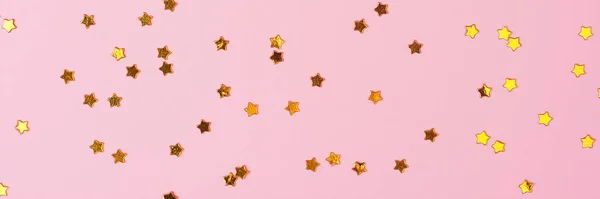 Goldenes Konfetti auf rosa. Bunte Weihnachten oder Feiertage Hintergrund — Stockfoto
