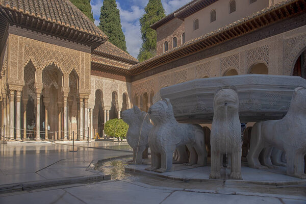 Патио дворца Насрид в Альгамбре в Гранаде, Испания
