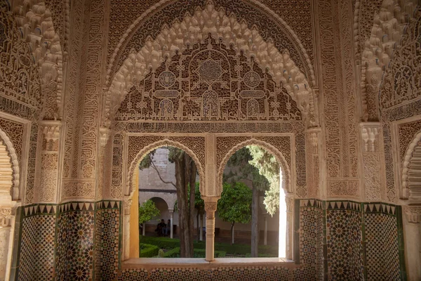 Alhambra, Granada, İspanya Nasrid sarayları mimarisini ayrıntılarını