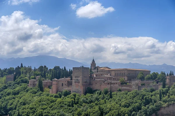 En büyük Arapça anıt, Endülüs, Granada Elhamra güzel kez bakıldı