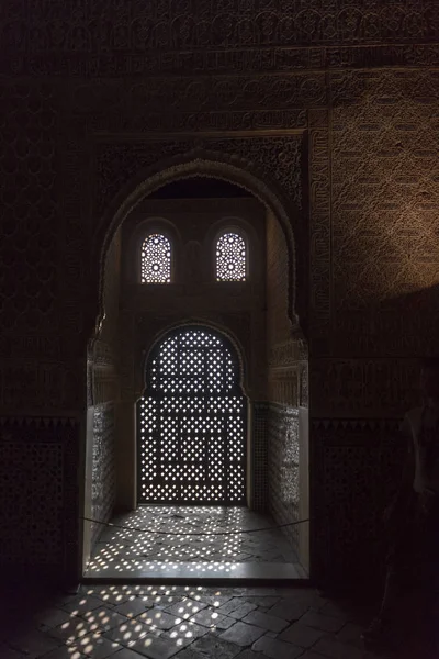スペイン グラナダのアルハンブラ宮殿の Nasrid 宮殿のアーキテクチャの詳細 — ストック写真