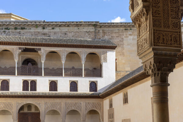 Патио дворца Насрид в Альгамбре в Гранаде, Испания
