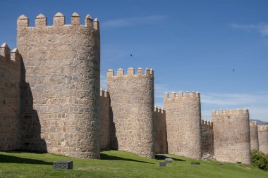 Avila, İspanya güzel Ortaçağ duvar boyunca yürüyüş