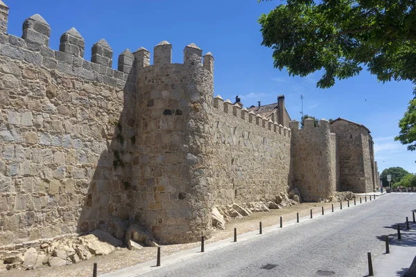 漫步在西班牙阿维拉美丽的中世纪城墙上 — 图库照片