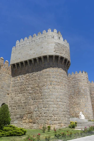 漫步在西班牙阿维拉美丽的中世纪城墙上 — 图库照片