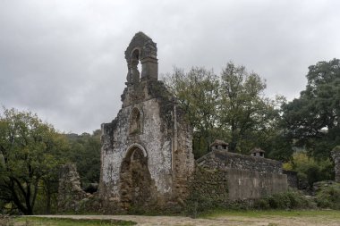 Los Alcornocales, Cortes de la Frontera 'nın doğal parkındaki eski La Sauceda köyünün kalıntıları..