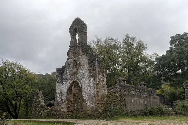 Los Alcornocales, Cortes de la Frontera 'nın doğal parkındaki eski La Sauceda köyünün kalıntıları..