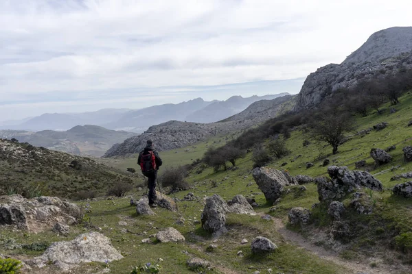Mlaga ilinde Pico de Cabras dağının tepesinde Yürüyüşçü