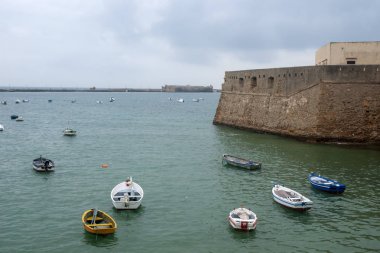 Caleta Plajı güzel bulutlu bir günde, Cadiz