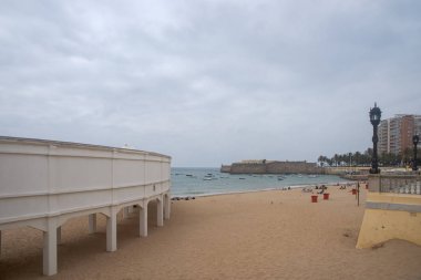 Caleta Plajı güzel bulutlu bir günde, Cadiz