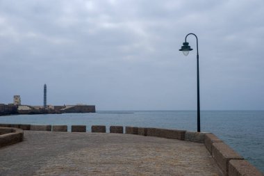 Cadiz'de San Sebastian kalesinin yürüyüşü