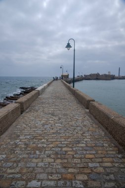Cadiz'de San Sebastian kalesinin yürüyüşü