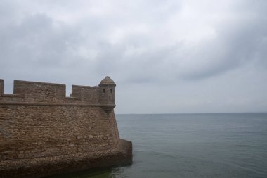 Cadiz ilinde San Sebastian kale duvarı, İspanya