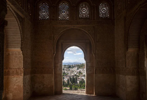 グラナダ アンダルシアのアルハンブラ宮殿のナスル朝建築の美しいディテール — ストック写真