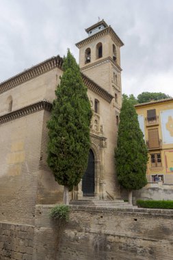 Granada, İspanya şehrinin güzel sokaklarında gezinme 