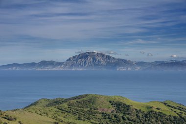 Mirador del Estreito Tabiat Parkı Tarifa Mount Musa'nın Afrika kıyısında manzarasına sahip