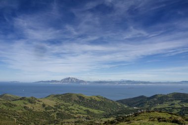 Mirador del Estreito Tabiat Parkı Tarifa Mount Musa'nın Afrika kıyısında manzarasına sahip