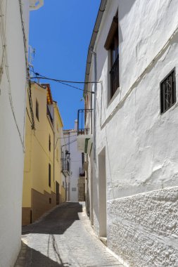 İspanya, Alhama de Granada 'nın güzel sokaklarında yürü.