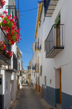 İspanya, Alhama de Granada 'nın güzel sokaklarında yürü.