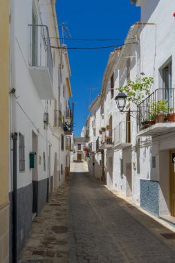 İspanya, Alhama de Granada 'nın güzel sokaklarında yürü.
