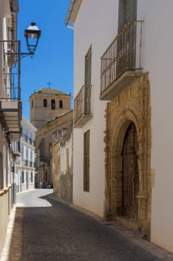 İspanya, Alhama de Granada 'nın güzel sokaklarında yürü.