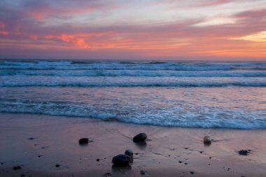 Sahilde güzel bir gün batımı Resim veya duvar arkaplanı için