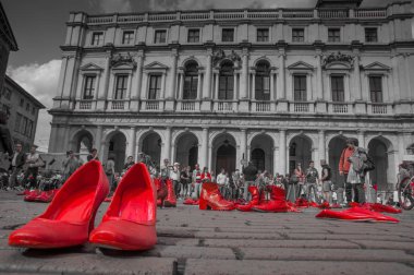 Bergamo İtalya Mayıs 2013: sanat yükleme tarihi kent meydanına'kadına şiddete karşı