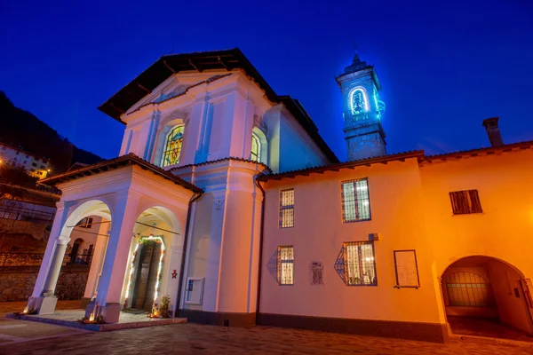 佐尔佐内教堂为圣诞节照明 — 图库照片