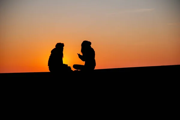 Confidences Μεταξύ Δύο Έφηβοι Στο Ηλιοβασίλεμα — Φωτογραφία Αρχείου