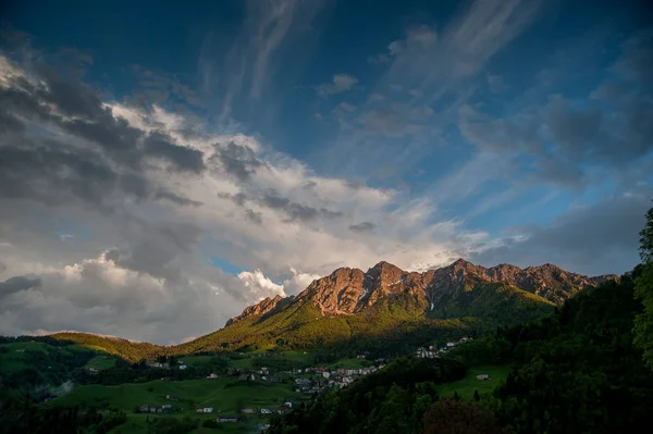 Montaña Las Nubes Después Tormenta Con Arco Iris — Foto de Stock