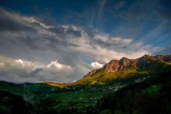 Berg Den Wolken Nach Dem Sturm Mit Regenbogen — Stockfoto