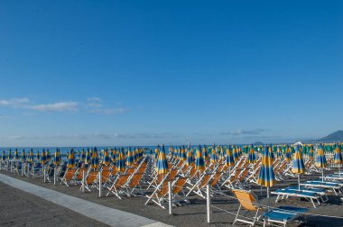 Plaj yüzücüler için bekleyen sipariş edilen şemsiye