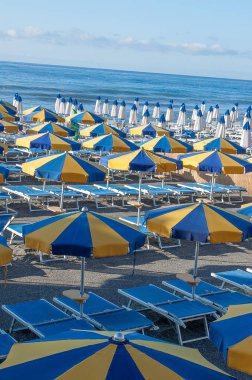 Plaj yüzücüler için bekleyen sipariş edilen şemsiye