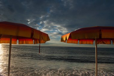 Plaj yüzücüler için bekleyen sipariş edilen şemsiye