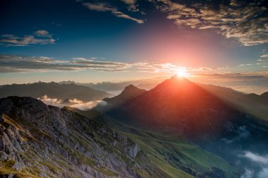 Dağlarda şafak sisli