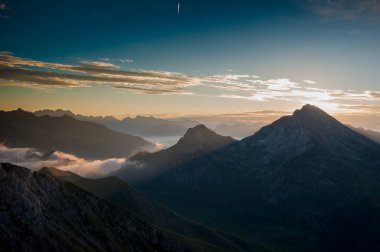 Dağlarda şafak sisli