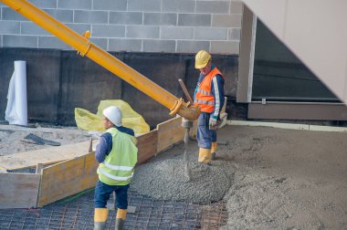 Beton ile çalışmak için işçi