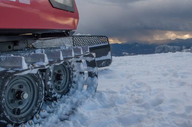 Kayak pistleri yenerek kar kedi