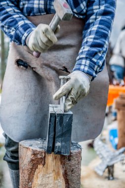 işçi taş keski ile böler.