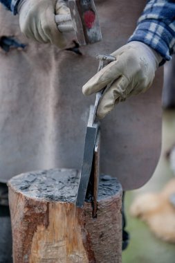 işçi taş keski ile böler.