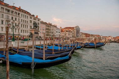 Venedik deniz yansımaları ile gün batımında