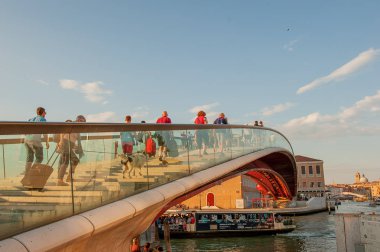 Venedik İtalya 23 Ağustos 2017: Calatrava Köprüsü Venedik İstasyonu araçların otoparka bağlanan cam