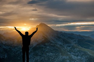 Dağın zirvesinden yeni güne selamlar.