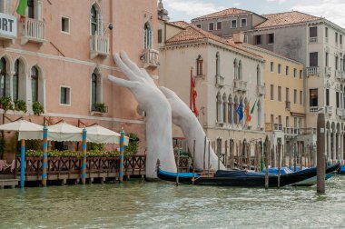 Venice, İtalya - Ağustos 2017: Anıtsal eller artış iklim değişikliği vurgulamak için Venedik su