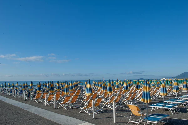 Paraplyer Som Beställt Stranden Väntar Sig Simmarna — Stockfoto