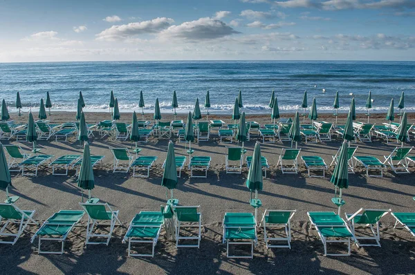 Paraplyer Som Beställt Stranden Väntar Sig Simmarna — Stockfoto