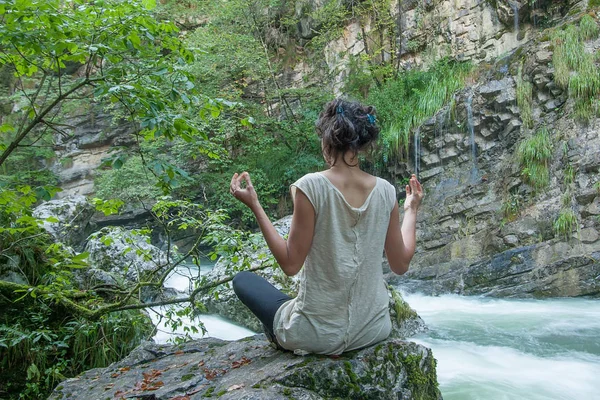 Nehrin yanında meditasyon