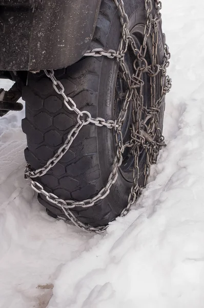 Reifen Mit Schneeketten — Stockfoto