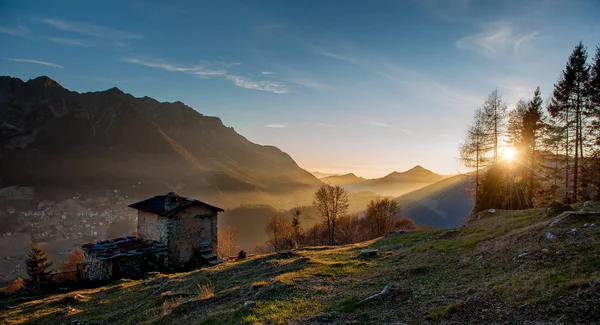 Peasant Dwelling Pasture Sunset — Stock Photo, Image